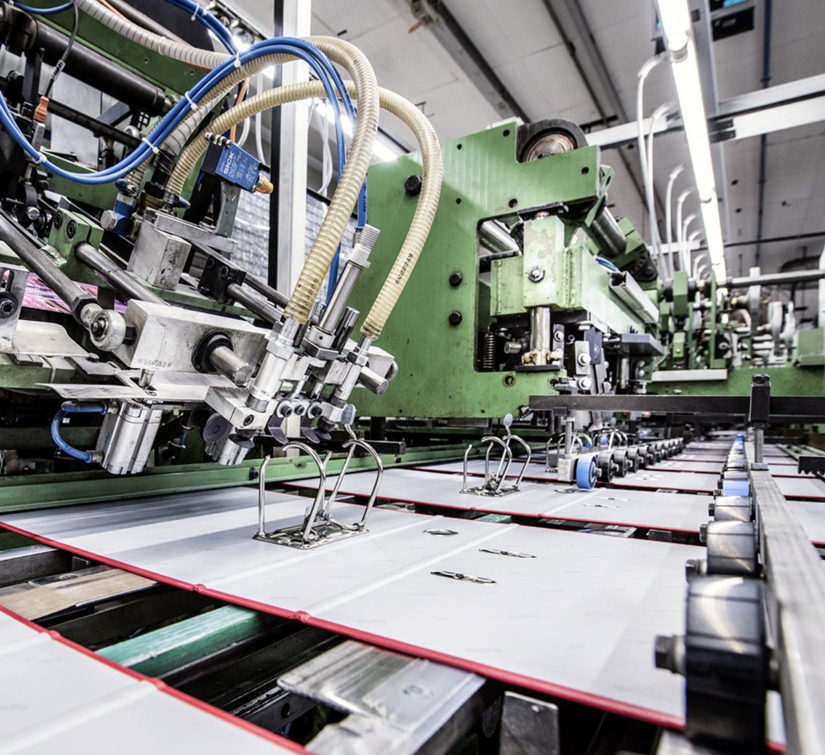 burosuisse's tweet photo. Allein in der Schweiz kommen jährlich um die 12 Millionen neue Bundesordner zum Einsatz, das ergibt nebeneinander eine Länge von fast 1’000 Kilometern! @biella_ch 

#swissmade #bundesordner #original #biella

Zum Artikel: https://t.co/fvQxor6KFB https://t.co/3gWsHDIYJG