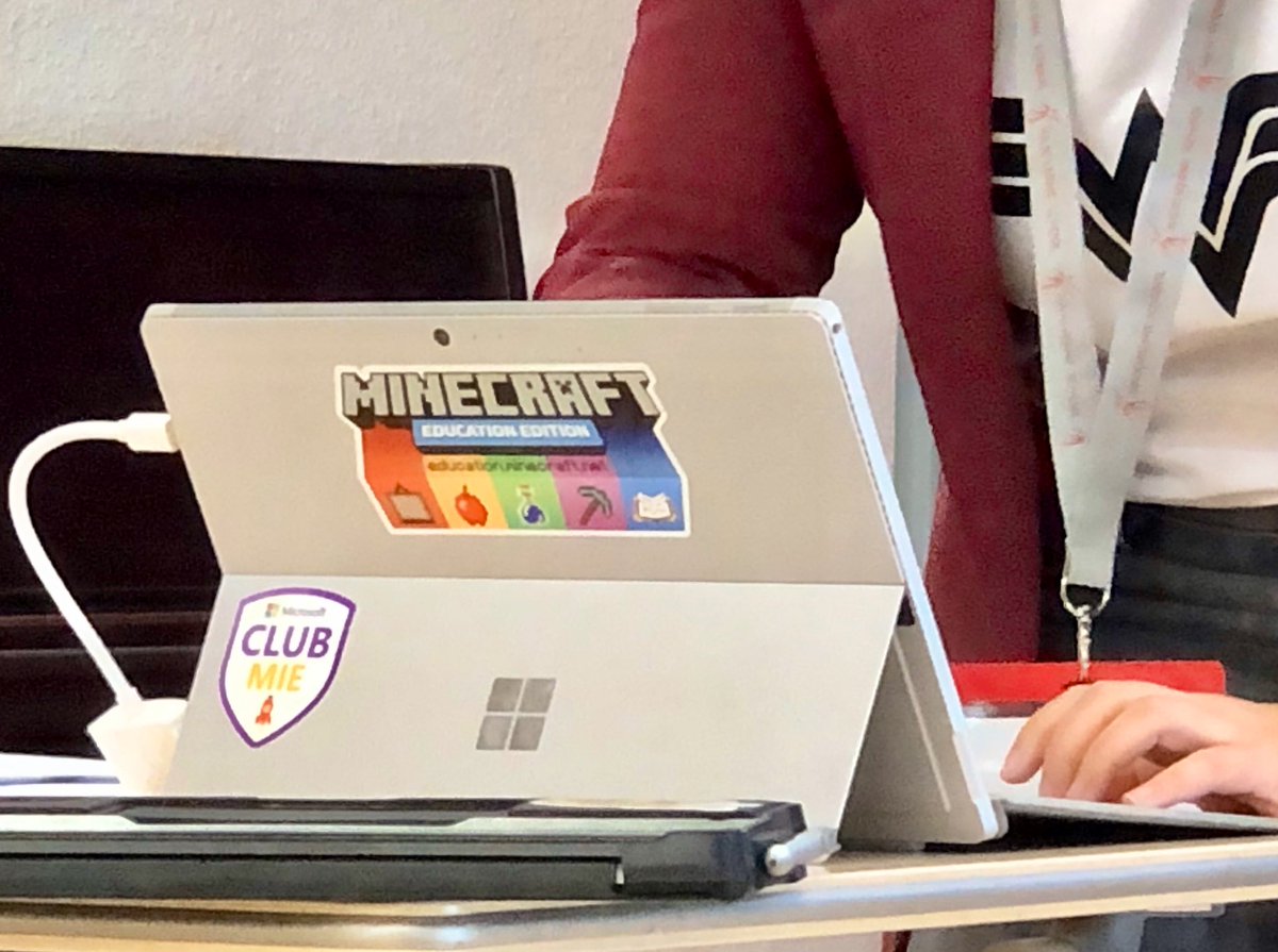 maristasdenia's tweet photo. Todo preparado para el #MinecraftEduDay en @cjvciencias en #Valencia
Juntos con @MicrosoftEduEsp y @Andreoide7 descubriendo los secretos de #Minecraft #AhoraMaristas #maristas #TIC #somosred #somoseducacion https://t.co/O4CQyru8lJ