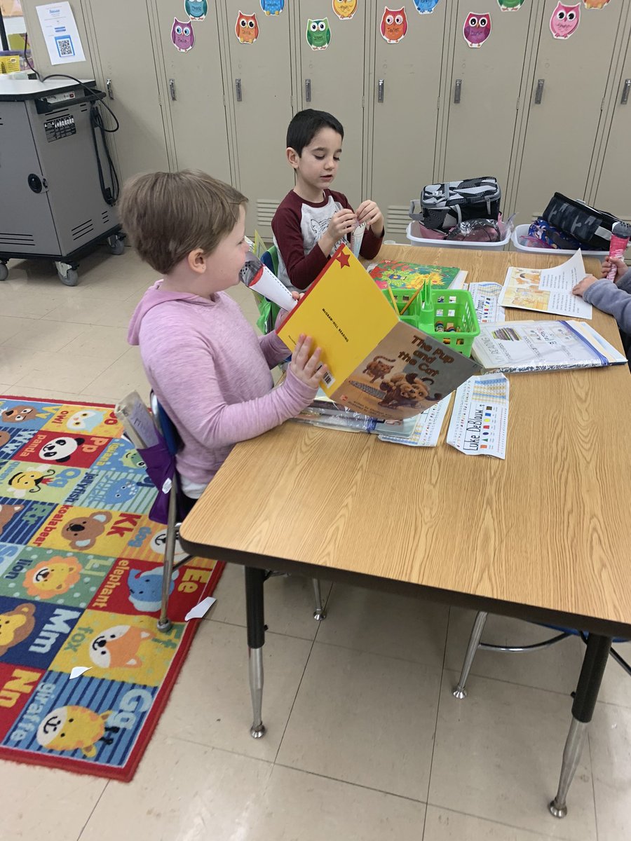 MrsP_3rdGr's tweet photo. This just in! This morning we are pretending to be newscasters complete with microphones! We are reporting all the “breaking news” in our books to our partners! What a fun way to practice retelling key events and details! #engagement #earlyed #literacy https://t.co/tzj0JuHkKI