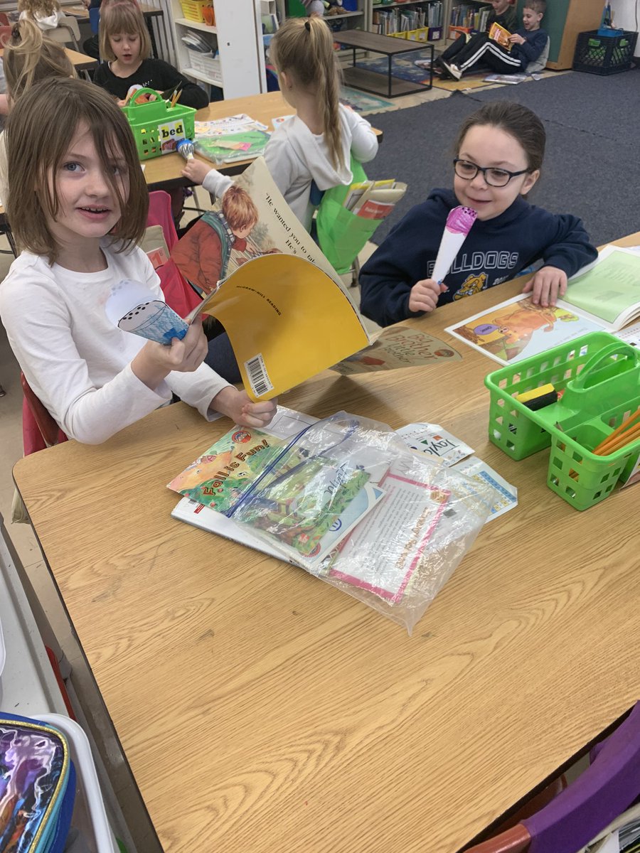 MrsP_3rdGr's tweet photo. This just in! This morning we are pretending to be newscasters complete with microphones! We are reporting all the “breaking news” in our books to our partners! What a fun way to practice retelling key events and details! #engagement #earlyed #literacy https://t.co/tzj0JuHkKI