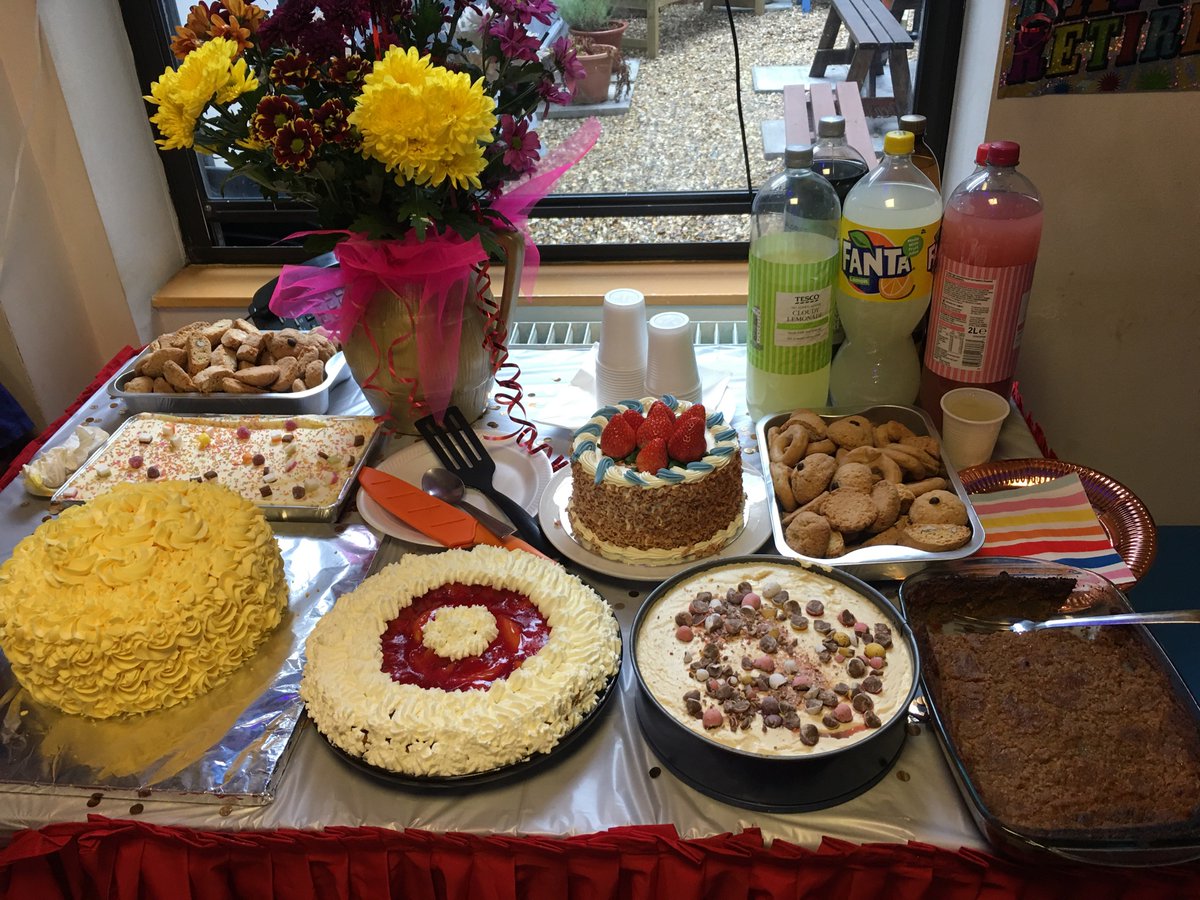 A fab spread for Elaine who is retiring after 42yrs at the Trust. Starting as a student nurse in ‘77 she moved to ITU on its opening day in ‘84, returning in ‘94 after a stint on the wards and has been there ever since! Thanks for your hard work Elaine, enjoy your retirement 🙌🏾💕