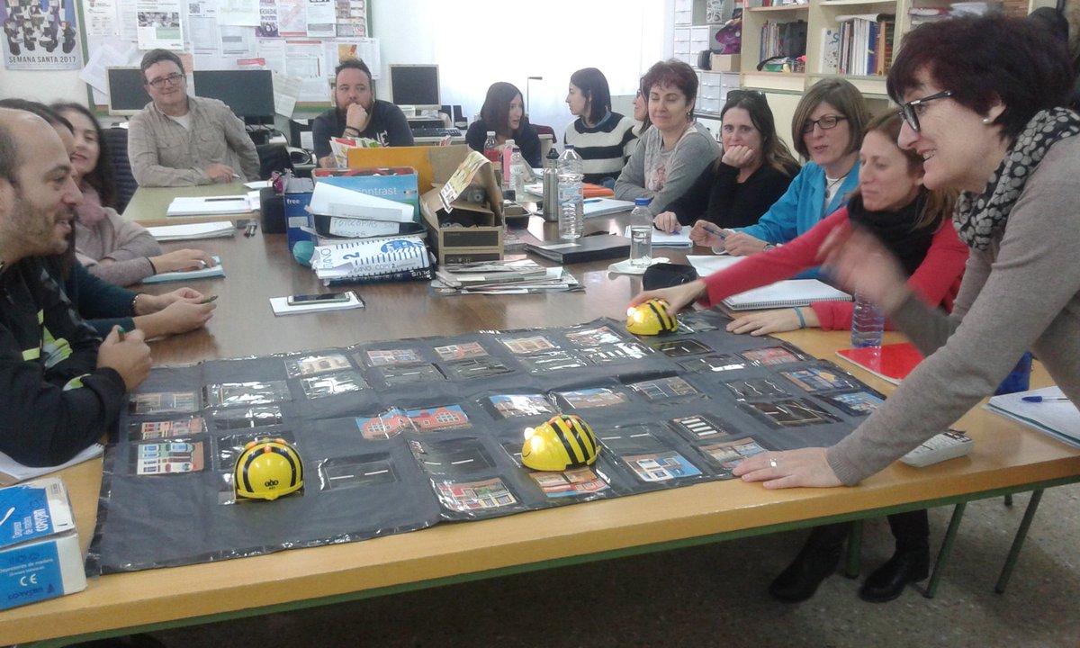 ETFUtrillas's tweet photo. @dgafprofesorado Sesión de Robótica en el Colegio de Albalate con Javier Padrós. Progresión para todas las etapas. Desde el Bee - Bot, CODE, Scratch, M-Bot hasta acabar haciendo Makey - Makey. https://t.co/aO7EjIZq3s
