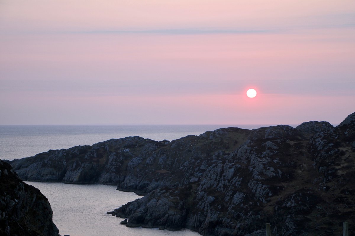 DhubhEstate's tweet photo. Looking for that #FridayFeeling ? #Sunset on the west coast of Scotland should do the trick! #Highlands #Scotland #coast @VisitScotland @VisitSutherland #photography @TrueHighlands #holidayherethisyear #assynt https://t.co/20elHZBIw8