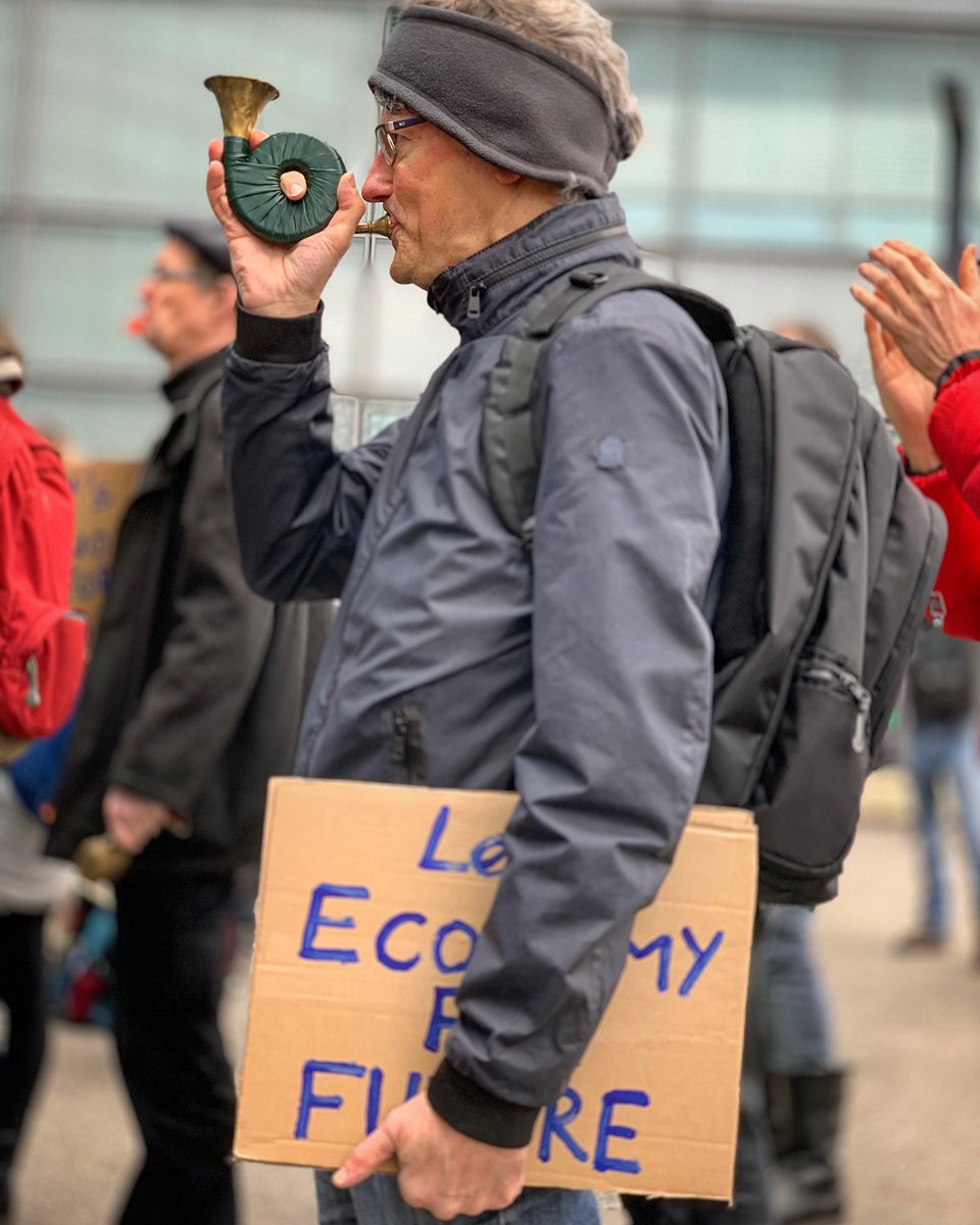 zapata33com's tweet image. Jagd auf die falschen Begriffe! Halali! 
Krachdemo WACH AUF SIEMENS 
#EconomyForFuture 
#FridaysForFuture
@LetsEconomy