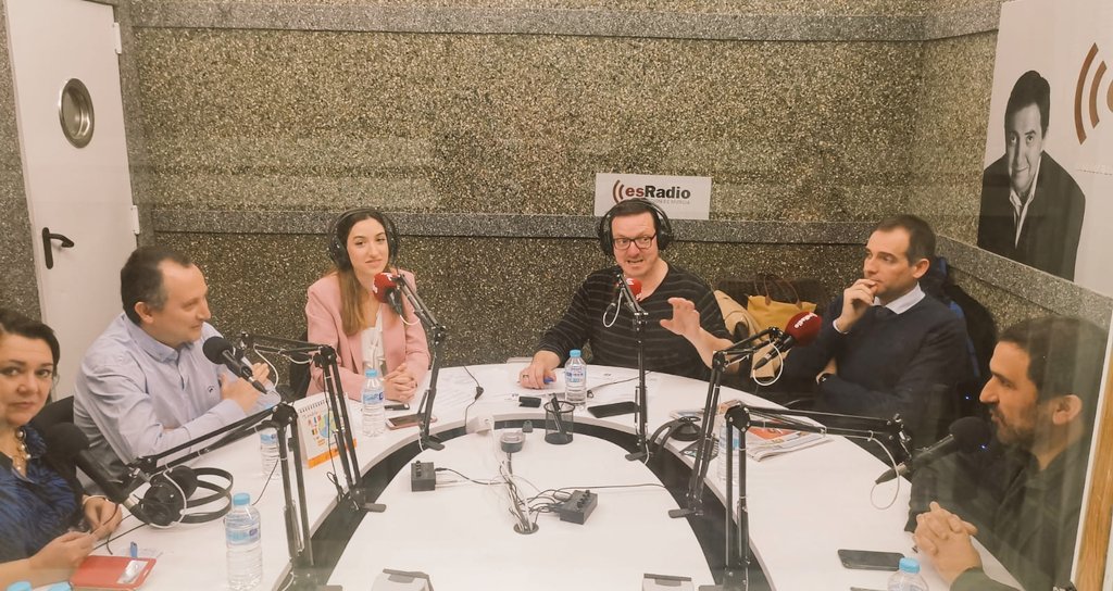 es_radiorm's tweet photo. Hoy Tertulia sobre SMI con @juanluissotoadd de @PSOE_RM, @JuanJosLiarte1 de @Vox_Murcia, @pedromoya de @PPRMurcia y @VeroAlcarazCs de @CsRegionMurcia. Con @viajefilos en directo desde Cork (Rep. Irlanda). Y la entrevista con  @oscarburu de @MasRMurcia_Es. https://t.co/TBJU96cPc1 https://t.co/u1VFQl93BG