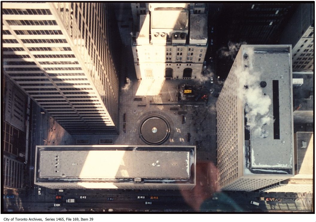 KohnArchitects's tweet photo. #OnThisDay in 1931, #CommerceCourt North opened as the tallest building in the British Commonwealth, a title it held until 1962. Located at 25 King St. W, the 34-storey building played a key role in developing Toronto's #financialdistrict. 📷: @TorontoArchives, circa 1980-1998 https://t.co/eFV50bmgNw