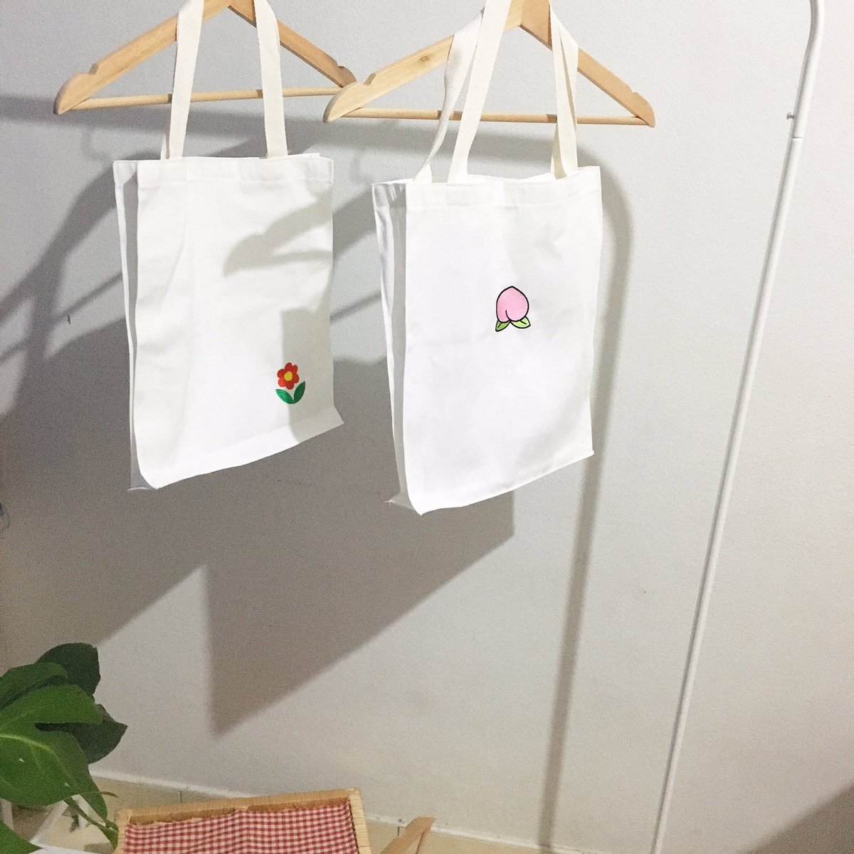 a_ri_94's tweet image. แจกถุงผ้าปักแบบนี้ 2 ใบ เอามาปลอบใจอากาเซ่ ปลอบใจเราด้วย ทำงานจะได้ไม่คิดเยอะ ;-; รีทวิตนี้นะคะ เดี๋ยวพรุ้งนี้ 20.00 น. เรามาสุ่ม เลือกลายปักเองได้เลยนะคะ เดี๋ยวเราปักให้ 
#stillwithGOT7 #GOT7_KEEPSPINNINGinBKK
#GOT7KEEPSPINNINGinBKK