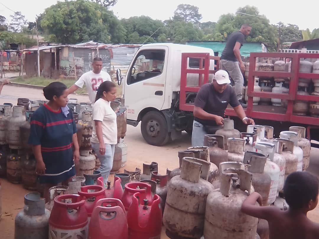 Gasmaca_ca's tweet photo. Como parte de la #RUTA2020 Dirigida por nuestra Gobernadora @yelitzePSUV_ #GASMACA Realiza Distribución de GLP en la Parroquia Boquerón del Municipio Maturín. https://t.co/v0G5Ta1JEX
