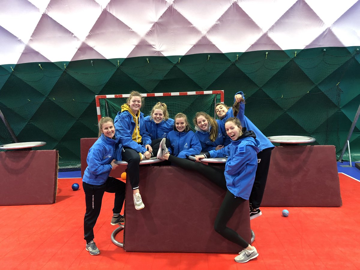 HelenUnlimited's tweet photo. #stakingsdag benut om 2 dagen op @HGCHockey hockey en fun (‘speeltuin’) te combineren olv #dames1 @HGC_BlueArmy en onze hoofdtrainers #minies #limo #spelend leren https://t.co/5rWReENoGN