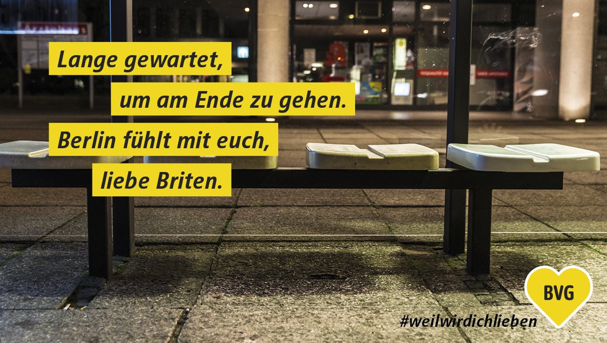 Man sieht eine leere Sitzbank an einer Tram-Haltestelle. Darauf der Text: "Lange gewartet, um Ende zu gehen. Wir werden euch vermissen, liebe Briten".
