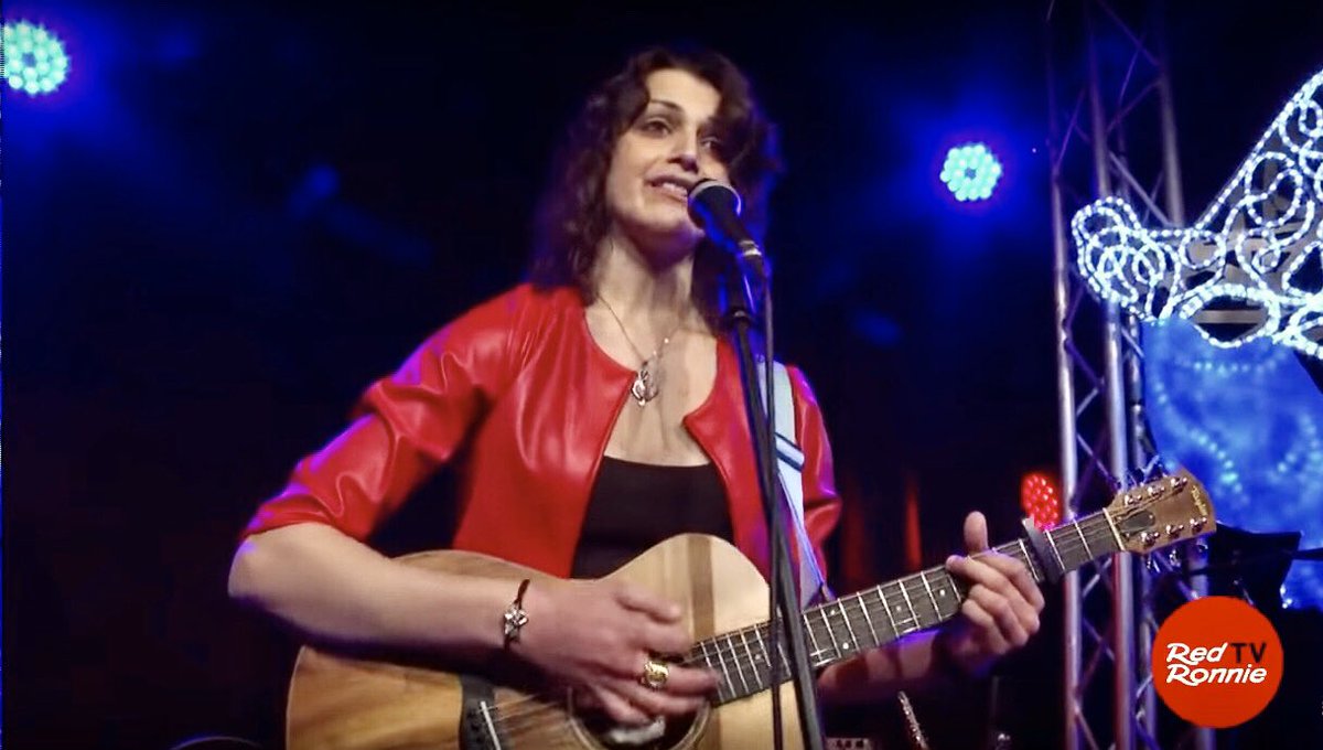 RoxyBarFans's tweet photo. Ci sono uomini che offendono le donne a gesti e a parole. La violenza si fa strada anche nelle canzoni... #FedericaMatera, invece, fa riflettere su una mentalità che deve cambiare. Ascolta il brano “È colpa tua” e rivedi il #BaroneRosso di @RedRonnie su https://t.co/Y8dai1NVg4 👈 https://t.co/93BIItvCaD