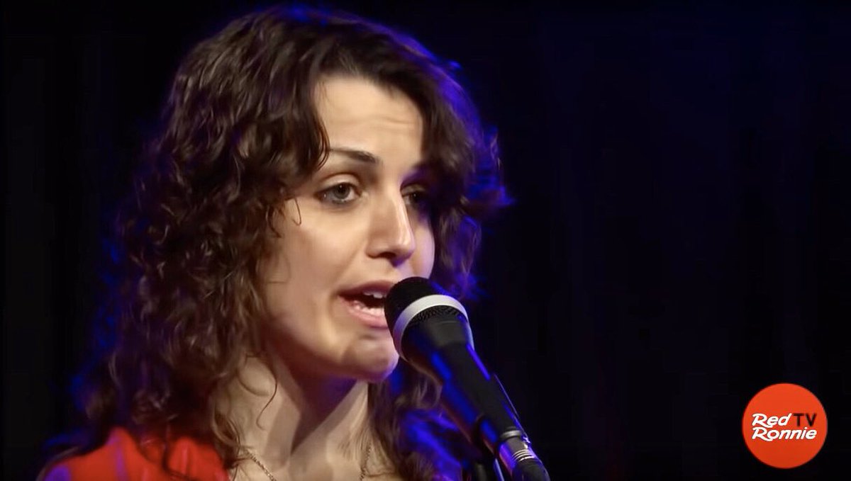 RoxyBarFans's tweet photo. Ci sono uomini che offendono le donne a gesti e a parole. La violenza si fa strada anche nelle canzoni... #FedericaMatera, invece, fa riflettere su una mentalità che deve cambiare. Ascolta il brano “È colpa tua” e rivedi il #BaroneRosso di @RedRonnie su https://t.co/Y8dai1NVg4 👈 https://t.co/93BIItvCaD