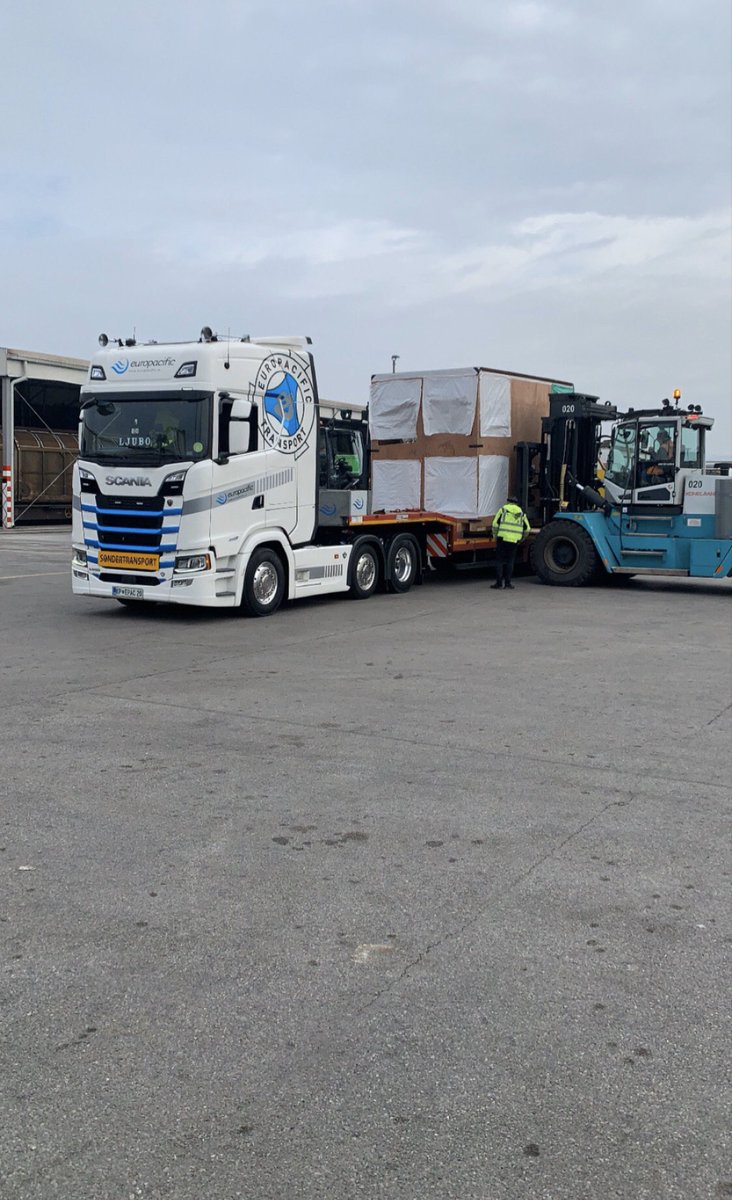 europacifickp's tweet photo. Europacific puts a staggering 155tons gross on the road (80tons nett) . We thank our partners for the support both in entrusting us such loads as well as partners effectively executing the services.
.
.
.
#europacific #haulage #trucking #oversize #convoi #exceptionel #oog #scania https://t.co/HYK9q0dUCI