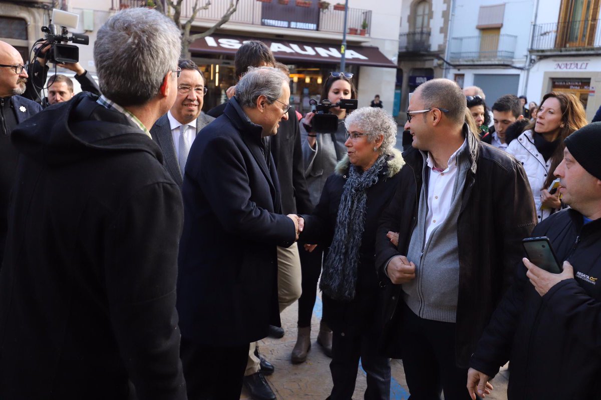 QuimTorraiPla's tweet photo. Escoltar la veu de la gent per saber què podem fer per millorar és l’objectiu del #PaísViu, que busca una relació bilateral amb les comarques. Avui he visitat Guissona i prenc nota de les necessitats que m’heu traslladat per fer-les arribar als departaments corresponents https://t.co/Fuy73FmGFH