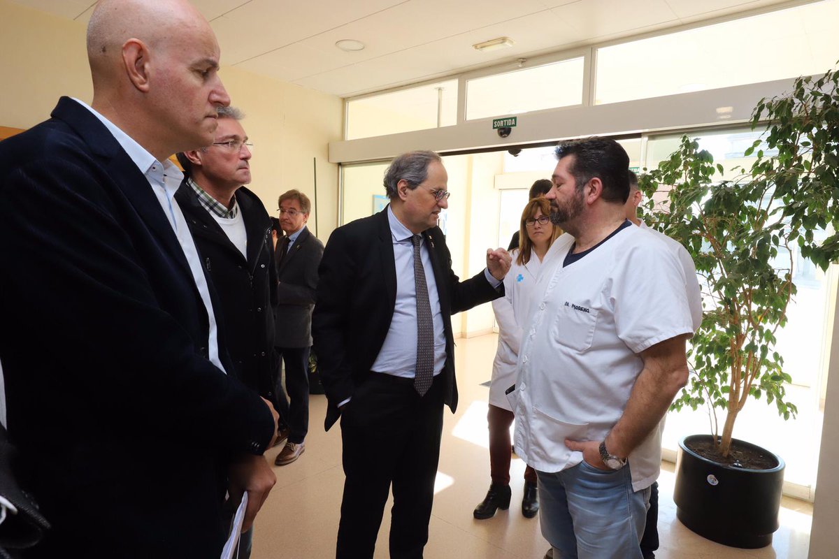 QuimTorraiPla's tweet photo. Escoltar la veu de la gent per saber què podem fer per millorar és l’objectiu del #PaísViu, que busca una relació bilateral amb les comarques. Avui he visitat Guissona i prenc nota de les necessitats que m’heu traslladat per fer-les arribar als departaments corresponents https://t.co/Fuy73FmGFH
