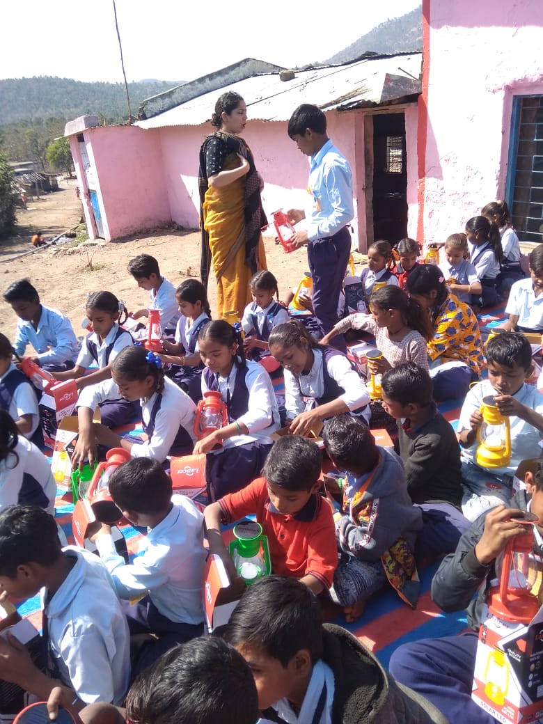 IndoreCollector's tweet photo. IIM indore students distributed solar lamps in primary school of #Rajpura and #umath today @mridang2011IIMI @JansamparkMP @schooledump https://t.co/YrIw5shlCI
