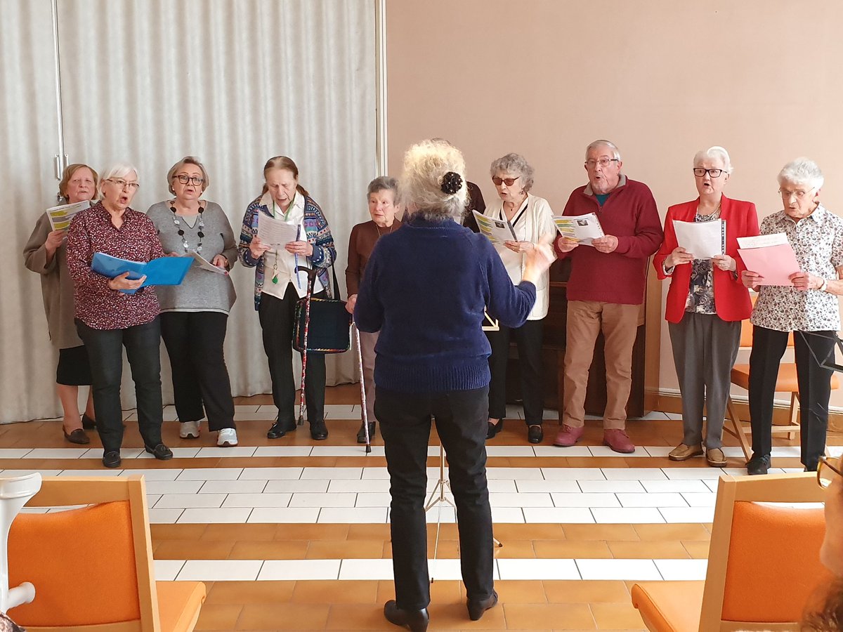 Arnaud_Pericard's tweet photo. [SENIORS] Visite à la résidence Berlioz
↪ Un livre "Memoire vive", fruit d'un travail de 3 ans autour d'1 projet artistique avec la compagnie Les Toupies : partage des moments de l'histoire des résidents.
Bravo et bonne année à tous !
#SaintGermainEnLaye
#agefo 
#onaimenosaines https://t.co/6TOCktZVTJ