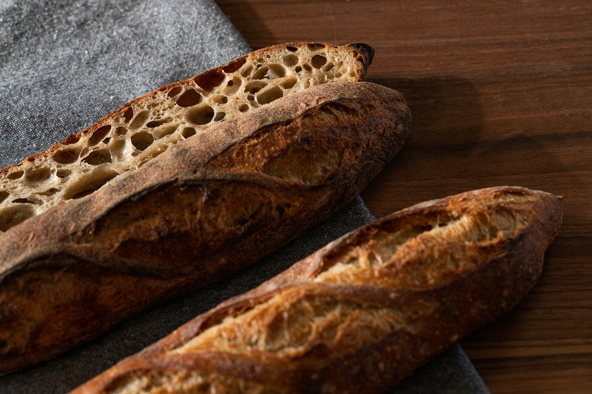ChallengerBread's tweet photo. One of the benefits of baking in a Challenger Bread Pan is that you can bake all styles of bread: bâtards, boules, baguettes, ciabatta, focaccia, pizza, cinnamon rolls, dinner rolls, and fougasse. Your imagination is your only limitation. Baguettes pictured by @ceorbread. https://t.co/Vbi19VAEyc