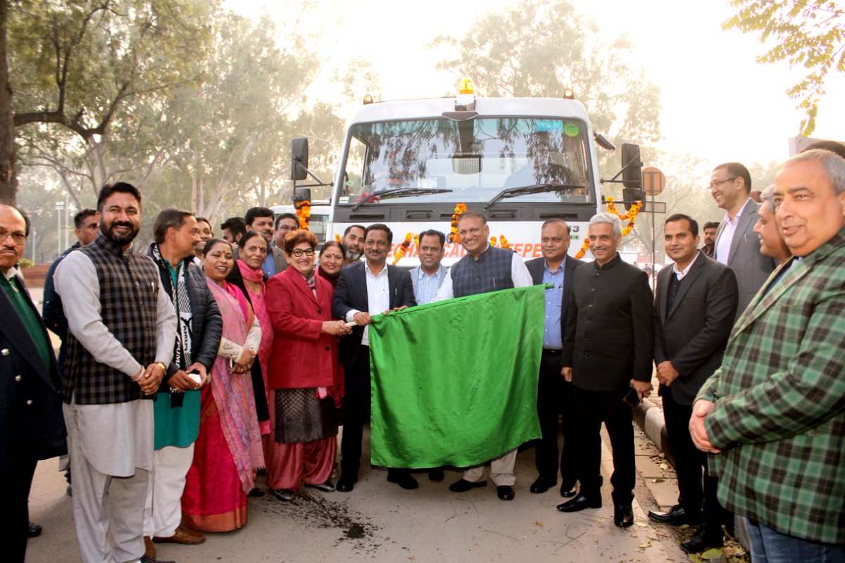 SwachhCityChd's tweet photo. Today on dated 31.1.2020, Sh. Manoj Parida, IAS, Adviser to the Administrator, UT, Chd. flagged off two Mechanical Road Sweeping Machines in presence of Smt. @RajBalaMalik Mayor, Chd., Sh. K.K. Yadav, IAS, Commissioner MCC and other dignitaries.
#SwachhSurvekshan2020Chandigarh https://t.co/zvki4Uso5n