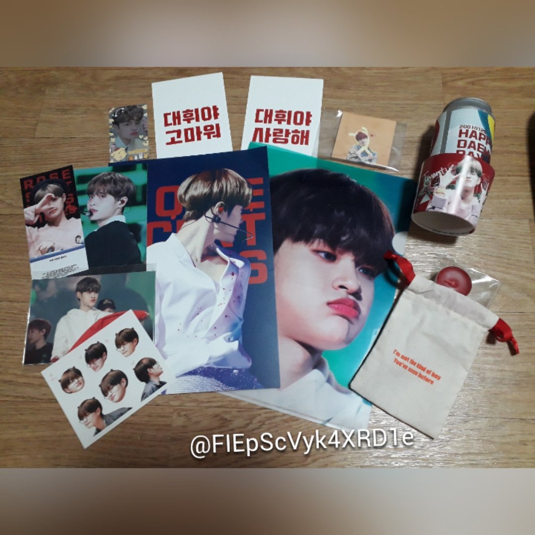 #이대휘_스무살_10시퇴근_Bye 
 사진을 잘 못찍으시다고 말씀을 해주 셨다!
근데 사진 잘 못찍으신다는 분 어디 가셨죠? 완전 잘 찍으셨어요!❤
휘오빠에게 편지쓰는것이 있어서 썼다❗
학원을 가느라 일찍 나오는데 포스트잇이라는 문구가 눈에 띄여서 샀다!❤
1개에 3000원! 저렴했다❤