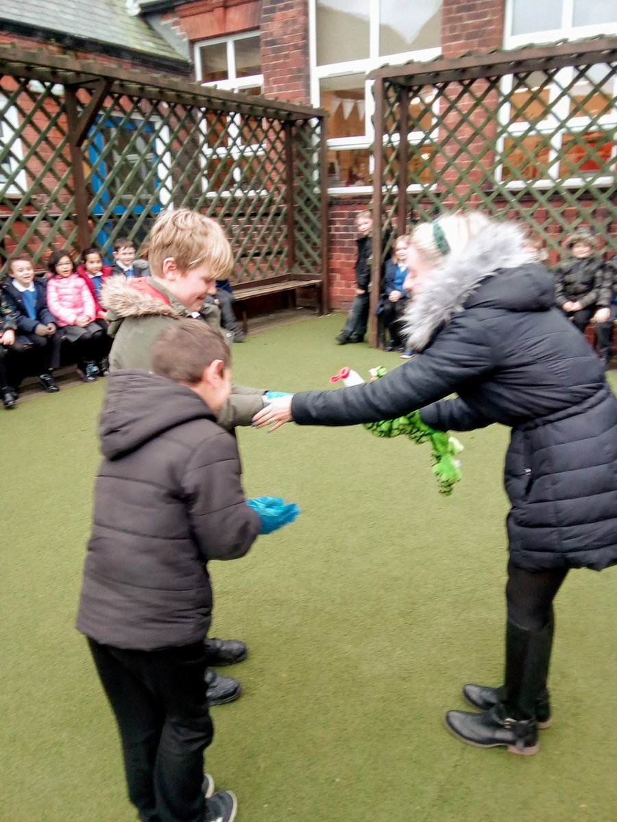 GladstoneRPS's tweet photo. Jupiter class had an amazing Science lesson today all about disgusting germs and how they spread. https://t.co/ldiD3EtSHn