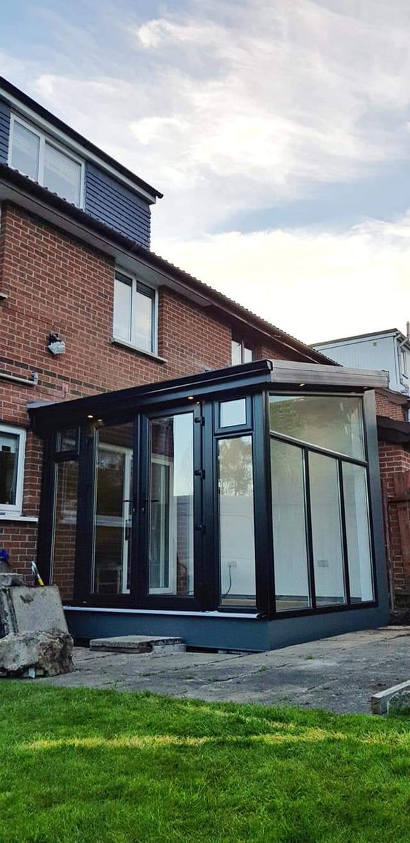 JacobsonModular's tweet image. Before and after 3x3.6m sunroom