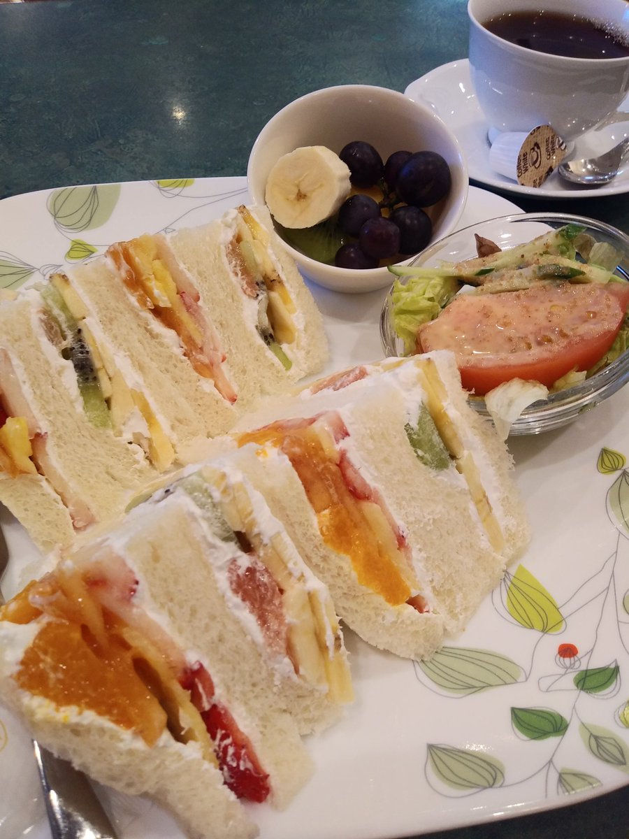 Marumi フルーツショップカンノ カフェ ストロベリーフィールズ 東京都丸ノ内線西新宿駅約1分 果物屋さんのカフェです フルーツサンドイッチとドリンクのセット1100円 内税 7種類のフルーツ クリームは甘さ控えめです 美味しくてボリューミー Marumi フルーツショップカンノ カフェ ストロベリーフィールズ 東京都丸ノ内線西新宿駅約1分 果物屋さんのカフェです フルーツサンドイッチとドリンクのセット1100円 内税 7種類のフルーツ クリームは甘さ控えめです 美味しくてボリューミー
