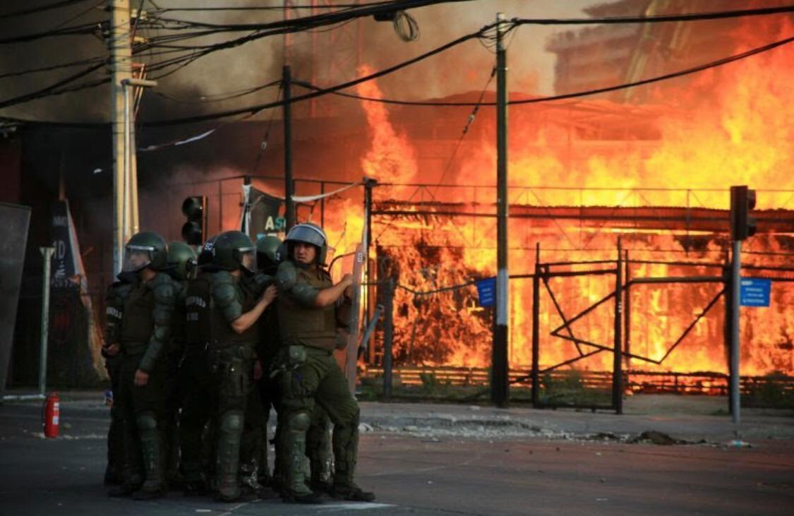 allamand's tweet photo. Ayer fue la jornada más violenta desde el Acuerdo por la Paz. Pese a ello la oposición que vota "Apruebo" quiere destituir a Intendente de Santiago, exige renuncia de G. Director de Carabineros y amenaza con acusación constitucional a Min del Interior. Resumen: Incoherencia total https://t.co/4EB2VAbZk8