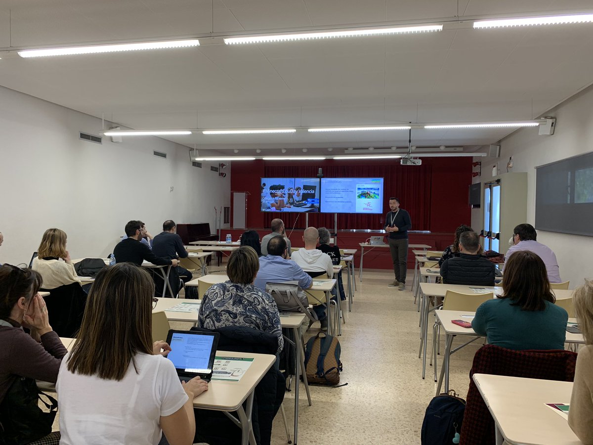 Andreoide7's tweet photo. Cambios de unidades de longitud, masa y superficie a través de #MinecraftEdu en un proyecto en colaboración con la Media Maratón de Elche. Espectacular proyecto de @DanyBrotons en el #MinecraftEduDay de Valencia🎮👏 https://t.co/UQQt0aQOJK