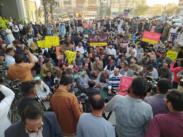 JanethMalik2's tweet photo. Wake up Pakistan
@MalikRiaz_ is not only looting Karachi but also Islamabad, Lahore &amp; now he is preparing to sell files to people of Peshawar
The whole Pakistan is Victim raise your voice against mafia
PTI govrn. will not help you
Stand up for your rights
#Dharna4BahriaVictims https://t.co/mFDhGGr2md