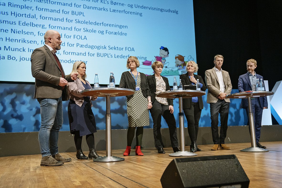 AleksandraBeck's tweet photo. Tak til alle deltagende kommuner og interessenter for et fantastisk #butm2020! For @kommunerne har dagene været fyldt med værdifulde drøftelser, inspiration og videndeling. Nu arbejder vi videre for at sikre trivsel og fællesskab for alle børn og unge! #butm2020 #kompoldk https://t.co/UyllvaAtNU