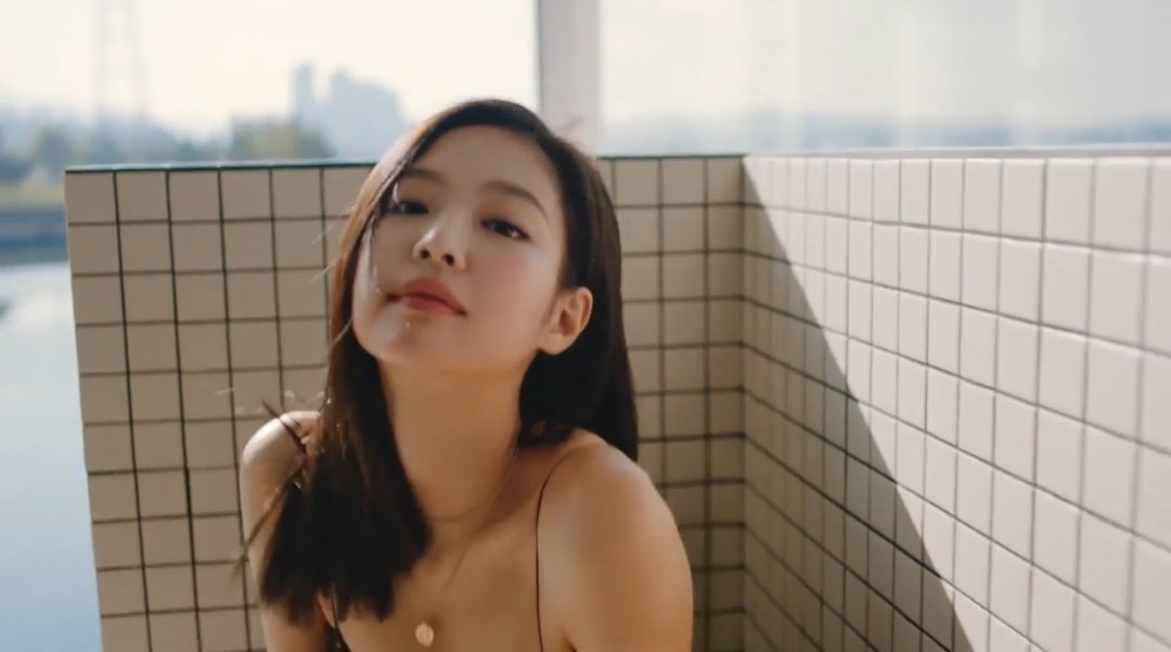 JEN_JOHAHAE's tweet photo. JENNIE X HERA 🖤 https://t.co/xu77l59Vfm