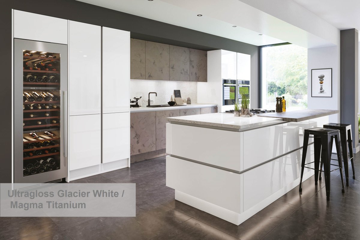 TeforeInteriors's tweet image. The elegant design of #truehandleless gives a modern and sleek look to your home. 🏡

The Ultragloss Glacier White allows light to easily bounce around the room, creating a bright feel while the new Magma Titanium finish adds a rustic feel to the kitchen. 
#glosskitchen
