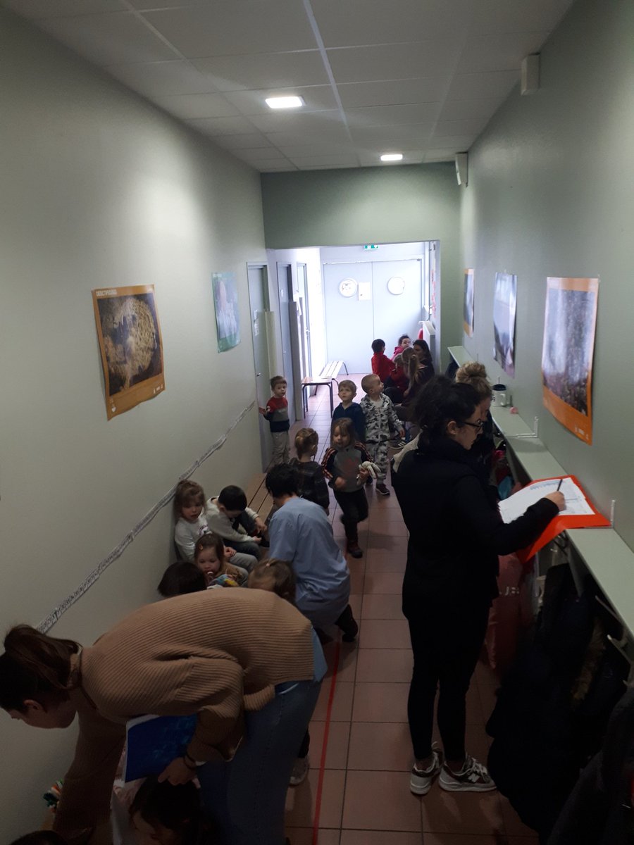 EcoleFlaubert's tweet photo. Exercice PPMS risques naturels à l'école élémentaire et à la maternelle cet après-midi : entraînement au confinement avec le responsable sécurité de la CDCVAM. Tout s'est bien passé ! #elevesvimoutiers #cdcvam https://t.co/9KEoVdyTMg