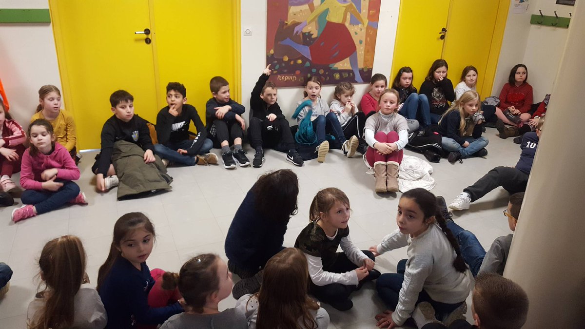 EcoleFlaubert's tweet photo. Exercice PPMS risques naturels à l'école élémentaire et à la maternelle cet après-midi : entraînement au confinement avec le responsable sécurité de la CDCVAM. Tout s'est bien passé ! #elevesvimoutiers #cdcvam https://t.co/9KEoVdyTMg