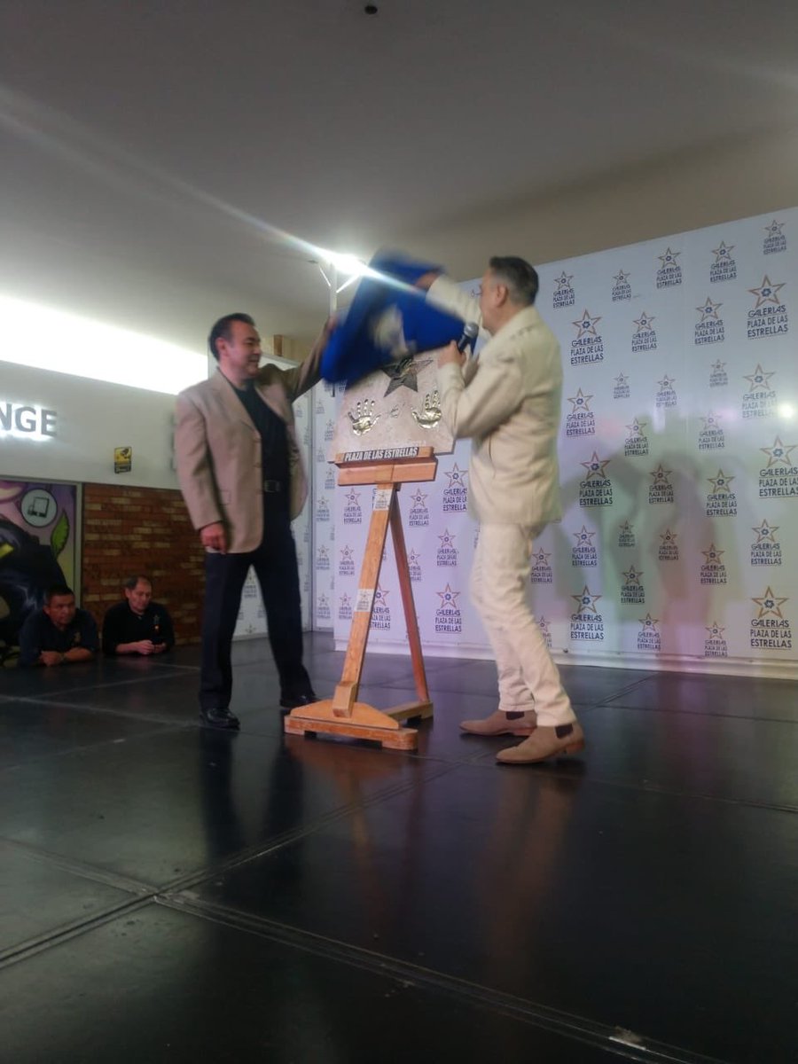 ccp_mario's tweet photo. Gracias Plaza De Las Estrellas por este inmenso honor...! Y gracias a todos los amigos, fans, Compañeros Actrices y Actores y Familia que me acompañan en este viaje...!!! 😊😊😎 https://t.co/0zXzgGdNWc