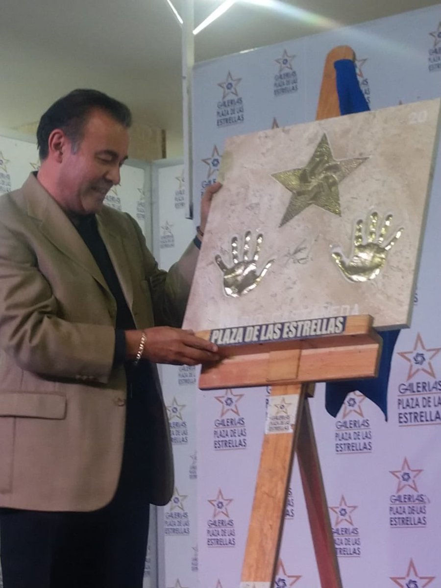 ccp_mario's tweet photo. Gracias Plaza De Las Estrellas por este inmenso honor...! Y gracias a todos los amigos, fans, Compañeros Actrices y Actores y Familia que me acompañan en este viaje...!!! 😊😊😎 https://t.co/0zXzgGdNWc