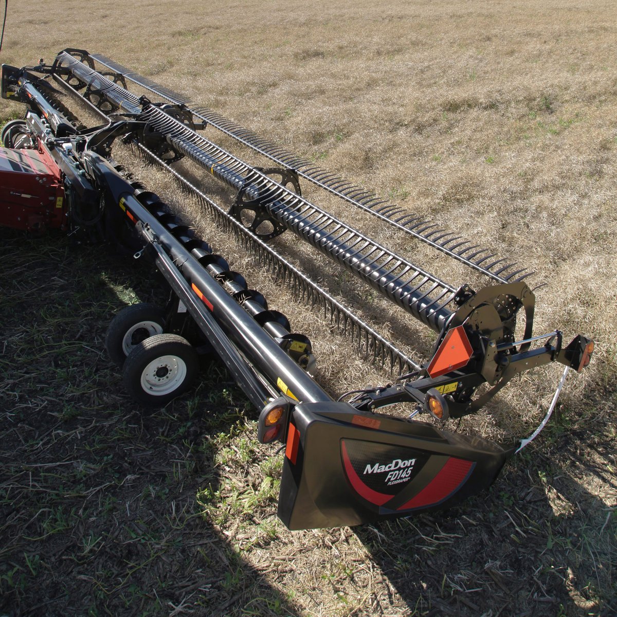 MacDon's tweet photo. Most combine headers perform well in perfect harvesting conditions, but when was the last time you had perfect conditions? 

Our #FlexDraper® headers are designed to maximize productivity even in the most challenging harvesting situations. 💪 #FlexDraperFriday https://t.co/lLUKPt9BO9