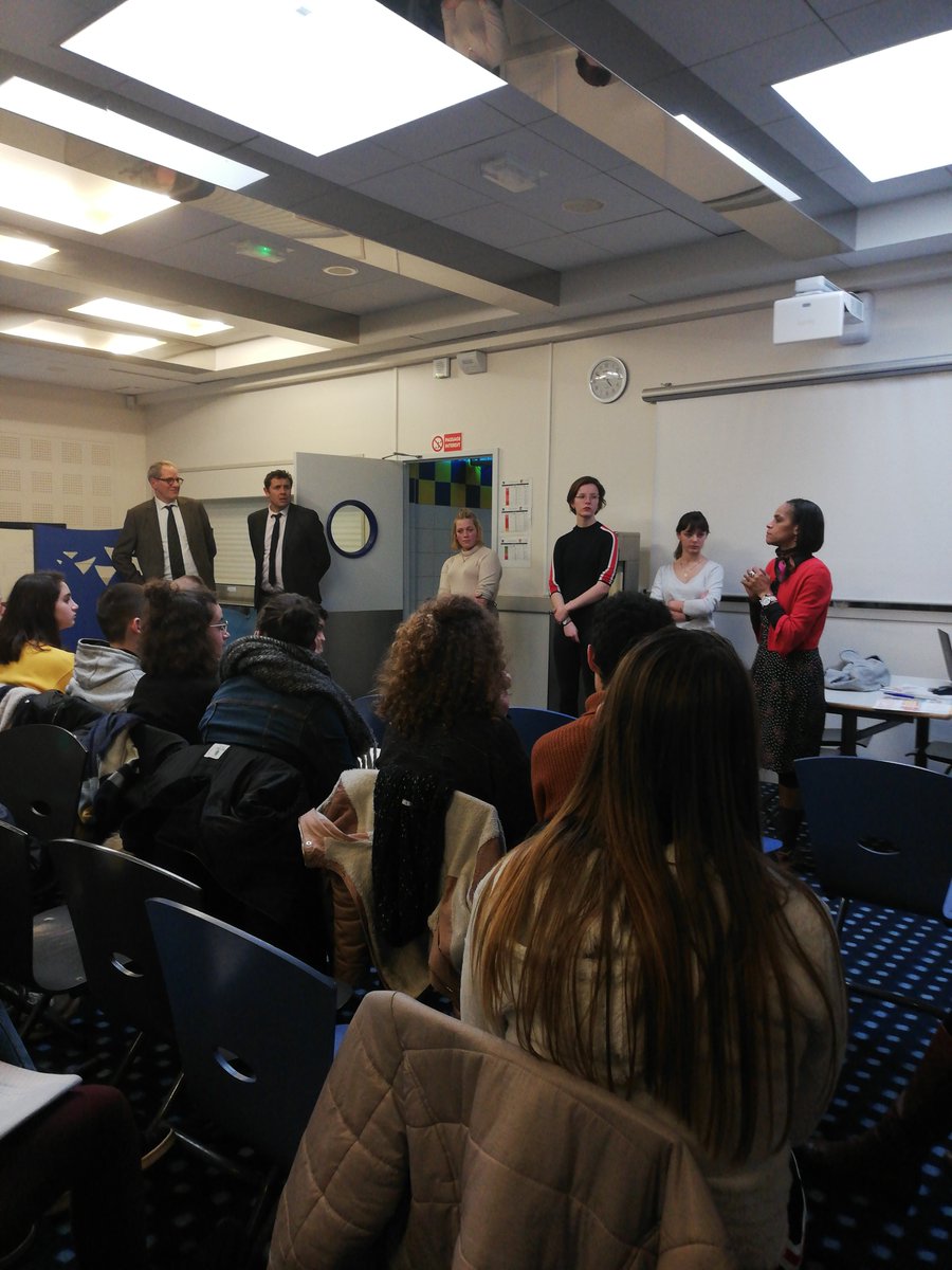 CFaouet's tweet photo. Soirée de l'Orientation. Pour les 3e et 4e. Présentation par les proviseurs Lycées de Kerneuzec et Roz Glas et la  COPsy  Julie, Laure, Lilou, anciennes élèves présentent le lycée, le travail, le rythme... #parcoursavenir #lycee #post3eme https://t.co/6kbd4RF2kL