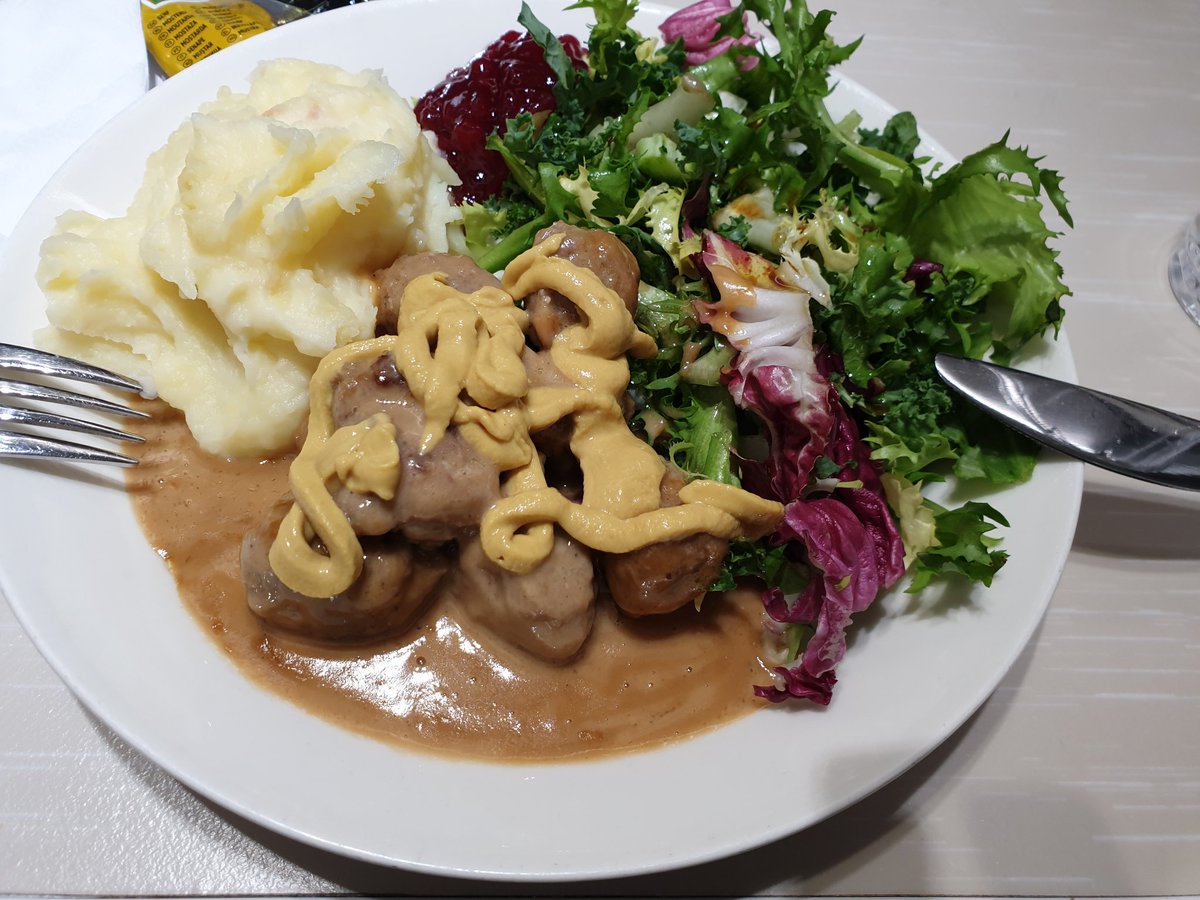 JarmoHaapanen's tweet photo. Kylläpä maistui 😋#Suomennopeimmatlihapullat hyvältä 😏 vaikkakin vähän myöhässä kulkivatkin @VRmatkalla #IC27 - kuski tuntuu pistävän parastaan että ollaan #ajoissakotona. Ravintolavaunussa oli hienosti 👍pöytiä varattu ruokailijoille, ettei tarvii seisaaltaan syödä. https://t.co/Zsk97dVrHn