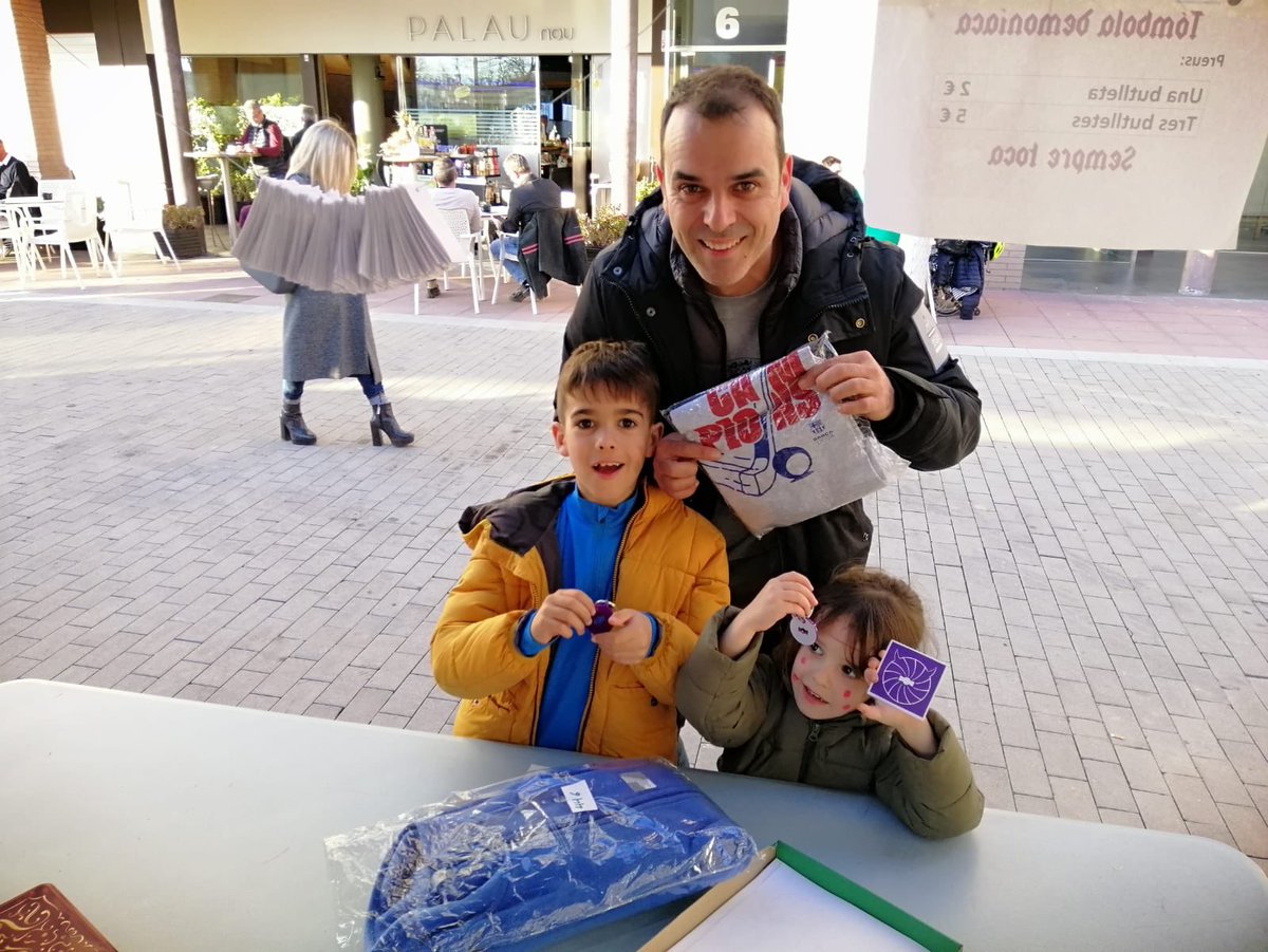 somdimonis's tweet photo. La #TómbolaDemoníaca de la @firacandelera ha tornat a començar amb gran èxit. Gent repetidora d’altres anys que hi torna buscant els premis perque #sempretoca Molt agraits als comerços col-laboradors que els tenim publicitats a l’eatand. Us hi esperem! @Cultura_MdR https://t.co/GiEF2I03Eb