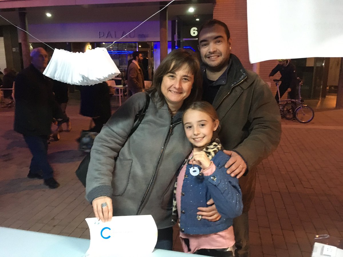 somdimonis's tweet photo. La #TómbolaDemoníaca de la @firacandelera ha tornat a començar amb gran èxit. Gent repetidora d’altres anys que hi torna buscant els premis perque #sempretoca Molt agraits als comerços col-laboradors que els tenim publicitats a l’eatand. Us hi esperem! @Cultura_MdR https://t.co/GiEF2I03Eb