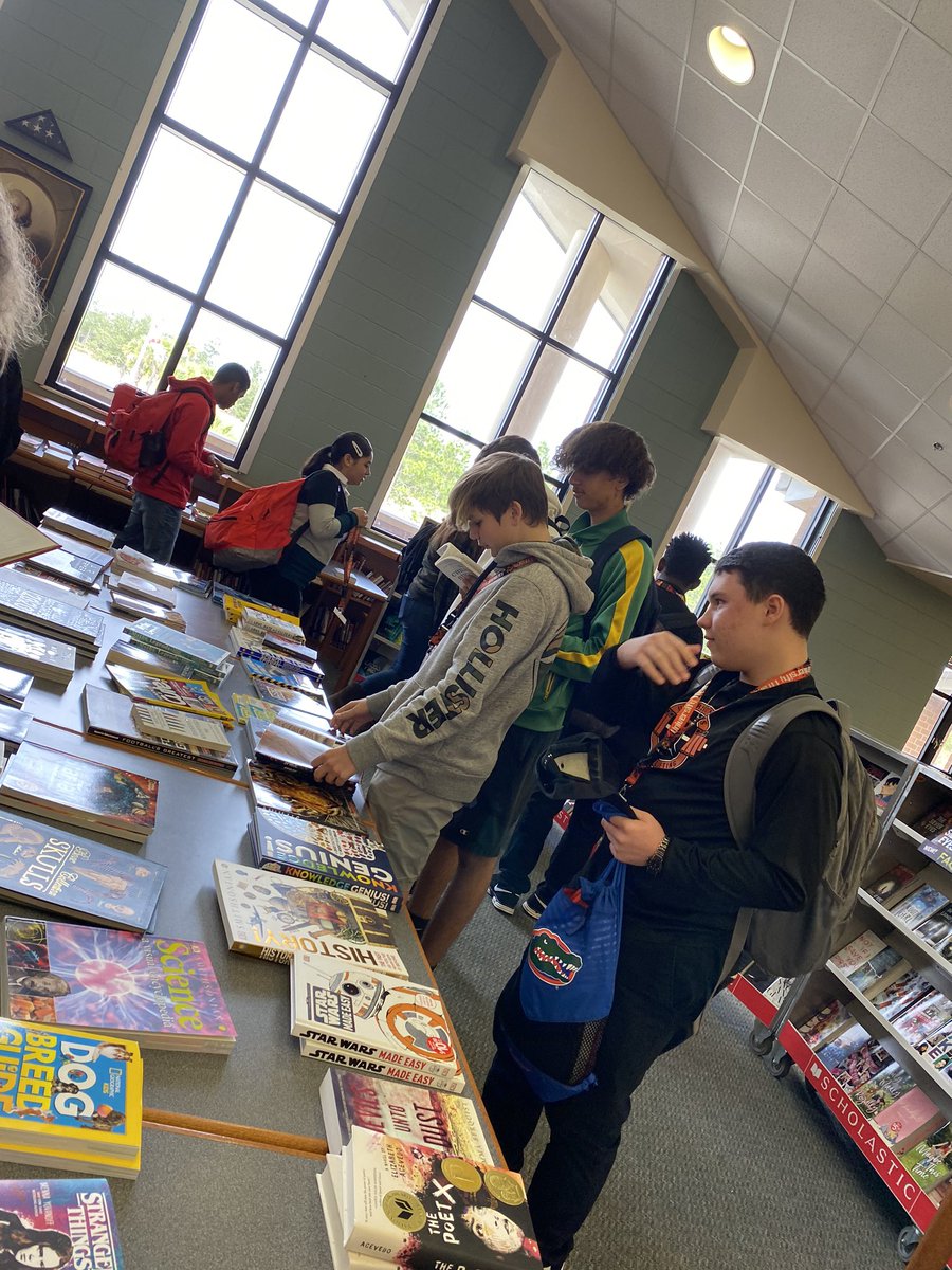 tfulsangreaduhs's tweet photo. That’s a wrap... Literacy week was so much fun! Reading is FUN! #UHSLiteracy #VCSCLW2020 @BernerLinda @UHSTitans411 https://t.co/zQaEAgvsz5