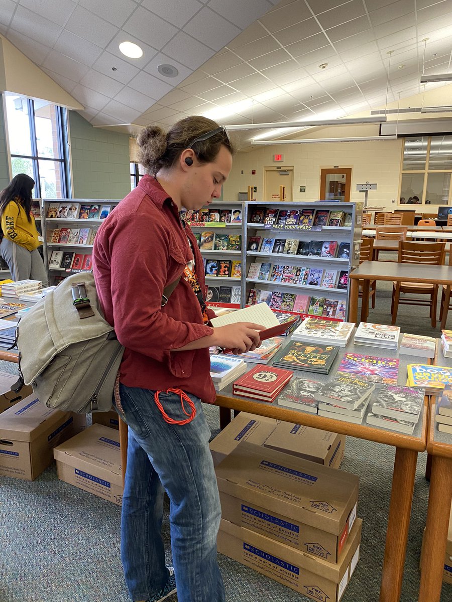 tfulsangreaduhs's tweet photo. That’s a wrap... Literacy week was so much fun! Reading is FUN! #UHSLiteracy #VCSCLW2020 @BernerLinda @UHSTitans411 https://t.co/zQaEAgvsz5