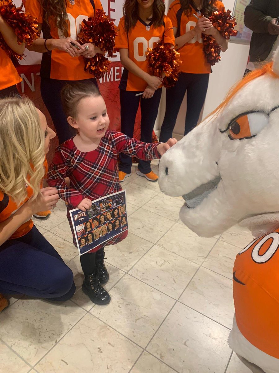 BroncosCheer's tweet image. Spending #FanFriday with the sweetest #FutureDBC from all around the world! 🧡🌍🎉⁣
⁣
#ArmedForcesEnt | #ProTourProductions | #DBCandAFE