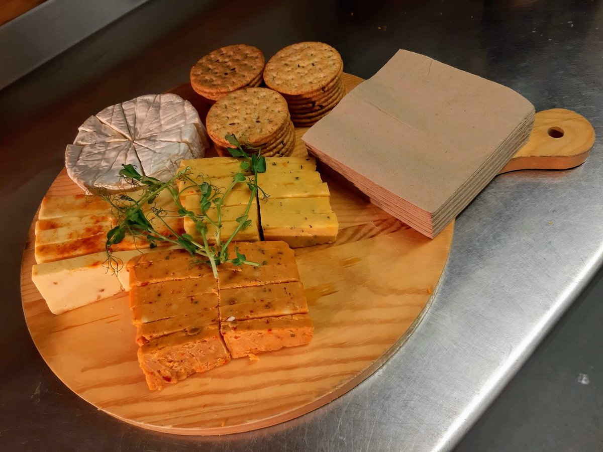 Say cheese! It's that time of the week again, when we treat you to cheese and crackers on the bar, just to say thank you (and, you know - it's Friday). Enjoy 💁🏻‍♀️#Breage #Friday