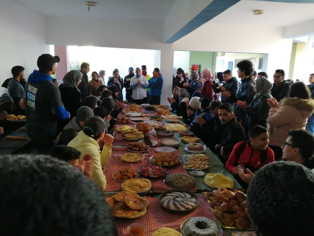 YouCode18's tweet photo. Quand on ne code pas, on aide la communauté. Nos apprenants ont mené plusieurs actions auprès de l’école Khalid Ibn Al Walid de Safi. Au menu : ramassage d’ordures, decoration des murs de l’école... https://t.co/3O74J7atQq