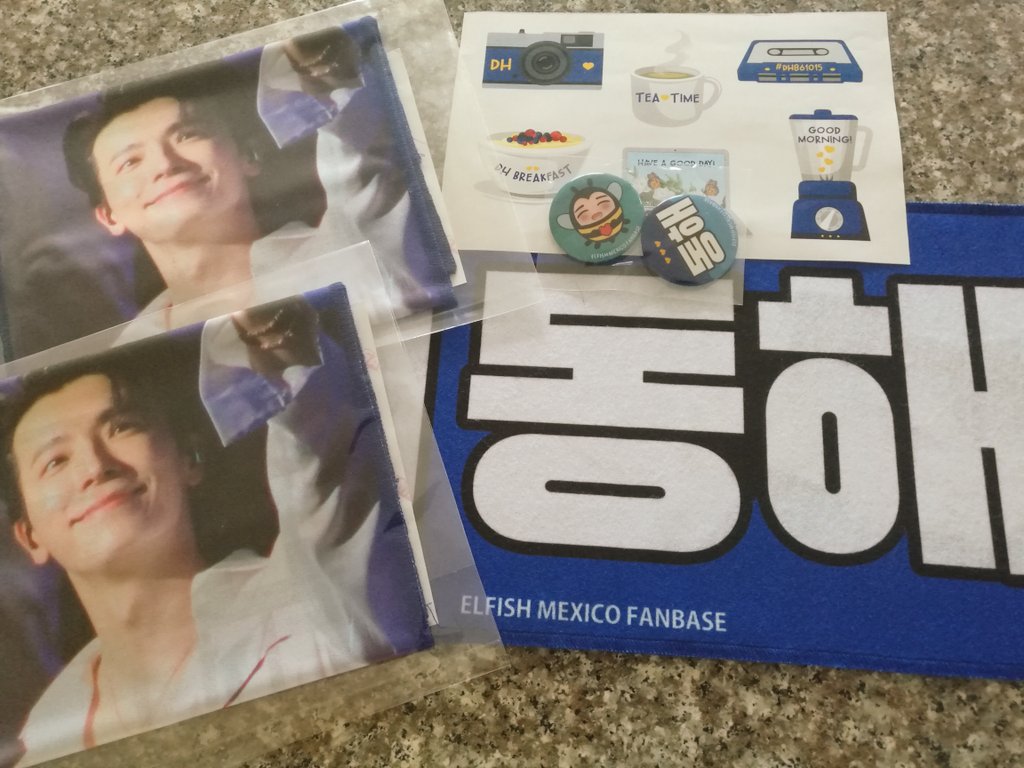 blueishdream's tweet photo. ¡Llegaron hoy! Mil gracias @MxELFish 💖💕💞 Los slogans están súper bonitos y me encantaron los stickers 😭 Gracias por organizar el proyecto para celebrar el cumpleaños de Donghae y ayudar abejitas 💕 https://t.co/v9rOCtWT61