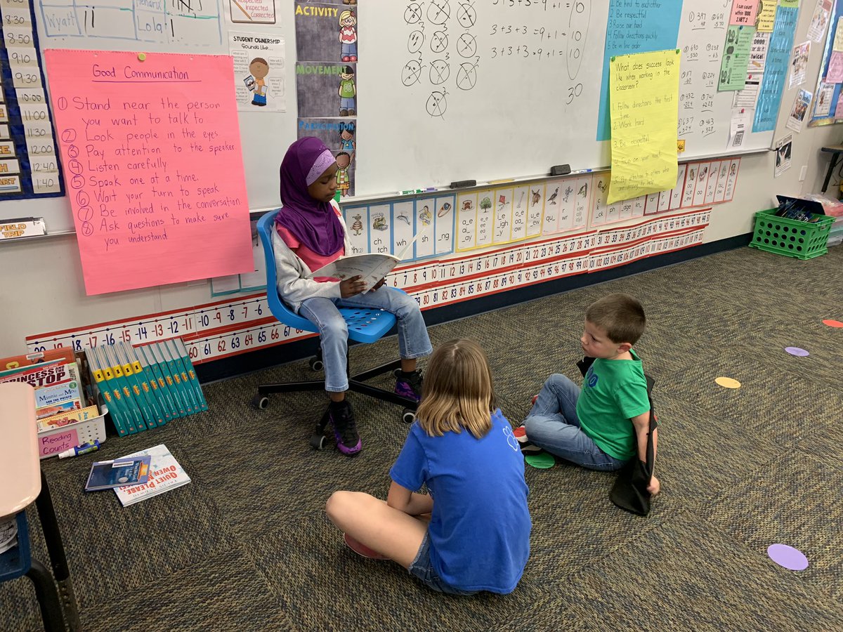 VictoriaNylia's tweet photo. Building up our fluency, and our confidence, by reading aloud to the class! 🍎📚📖 #SP20intern @DSCCollegeofEd https://t.co/hGuolE3uvV