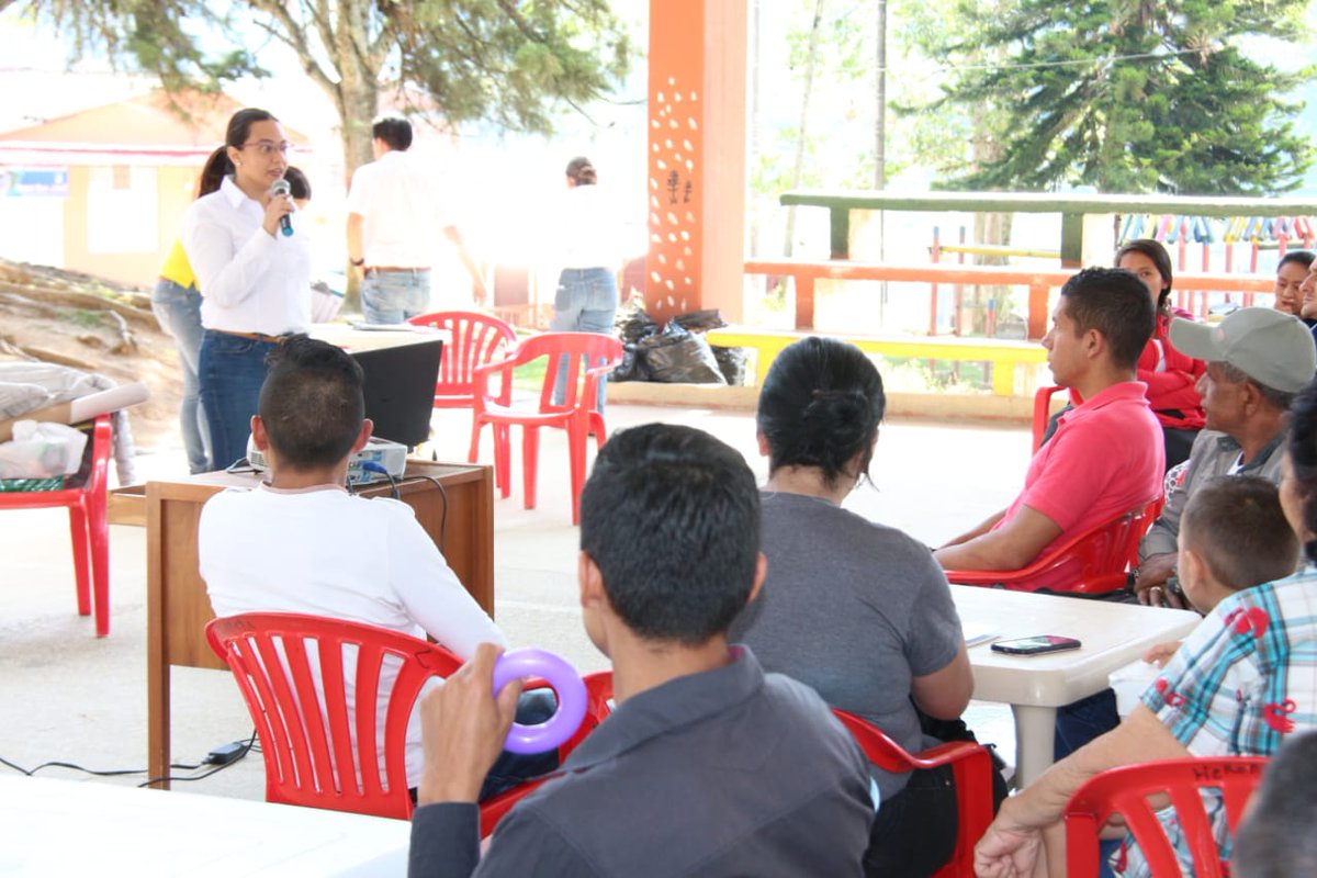 FedeCafeteros's tweet photo. En Rioblanco #Tolima se realizó el taller de familias caficultoras - Flor de Mi Tierra, que busca promover el empalme generacional en la caficultura de esta zona. La iniciativa es liderada por @RGCcoffee @cafisurltda y @FNC_Tolima https://t.co/5zLBZ5fZYh
